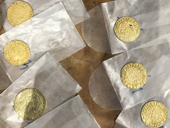 Клад золотых и серебряных монет (фото - nos.nl)