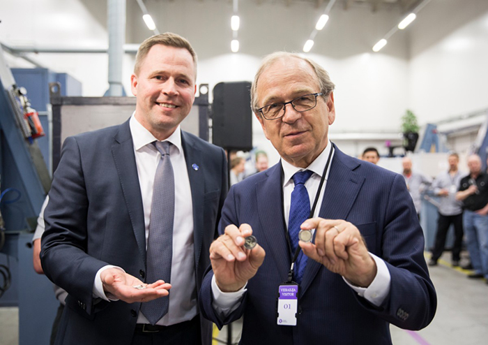 Генеральный директор Монетного двора Финляндии Джонн Ханкимаа и губернатор Банка Финляндии Эркки Лийканен