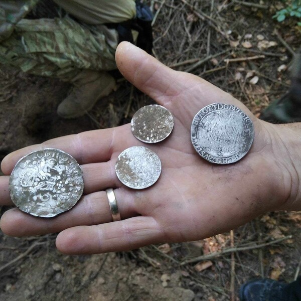 Археологи нашли сокровища знаменитого польского отшельника-мошенника со старинными монетами