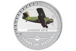 На серебряной монете «летит» биплан-рекордсмен «Ан-2»