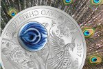 Фарфоровая вставка украсила монету «Павлин»