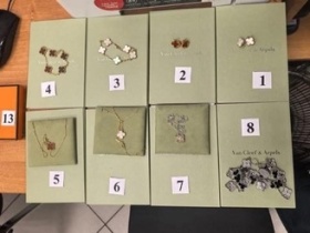 Женщину задержали в аэропорту Сочи с контрабандными драгоценностями из Дубая