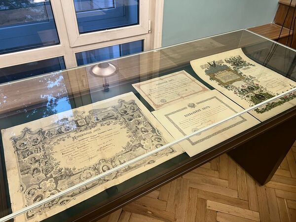 Член Московского нумизматического общества презентовал трехтомник «Школьные медали и документы»