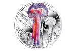 Медуза-убийца светится на серебряной монете