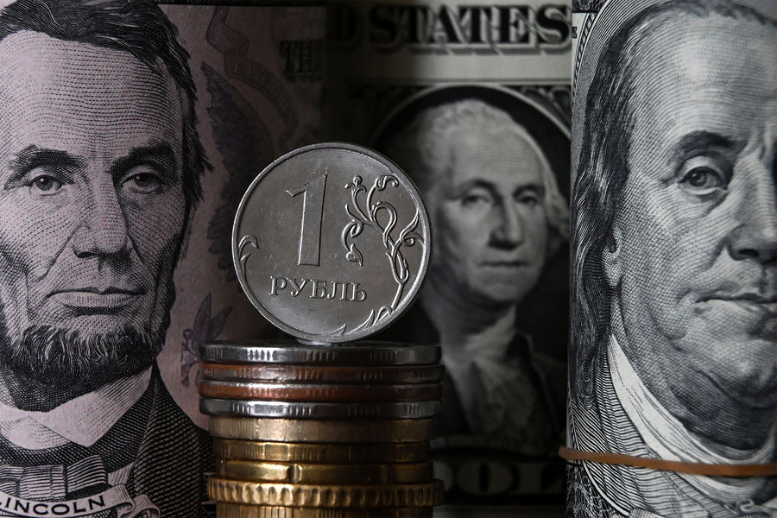 Курс доллара и евро: рекордное падение до уровня 2015 года