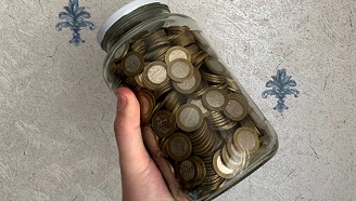 "Банка с мутной жидкостью": в Петербурге украли 120 имперских монет