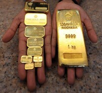 Золото упало в цене на 1% после отмены части тарифов Трампа