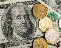 Россиянам не советуют избавляться от долларов без острой необходимости