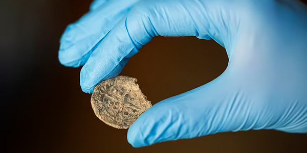 Британские археологи обнаружили на востоке Англии средневековый жетон «мальчика-епископа»