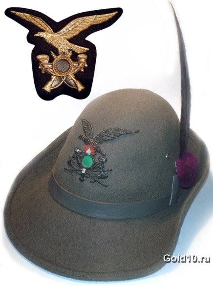 Капелло альпино и эмблема стрелка, проходящего постоянную службу (фото - ru.wikipedia.org)