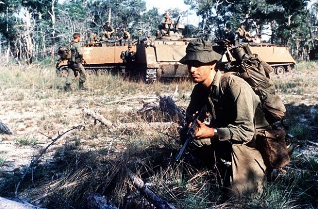 Бойцы 7-го Королевского австралийского полка во время операций к юго-востоку от Сайгона, 22 июня 1970 года (фото -  Henri Huet / AP)