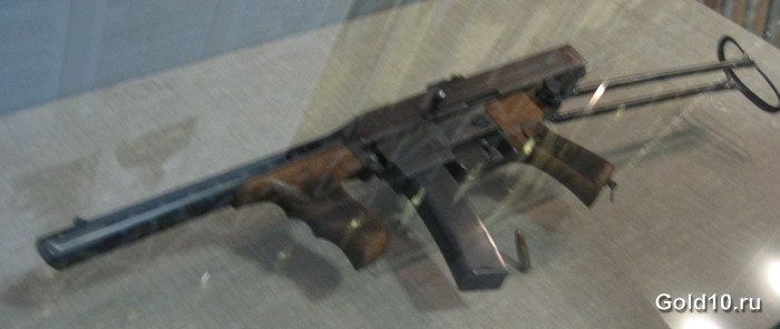Первый пистолет-пулемет Калашникова (фото - ru.wikipedia.org)