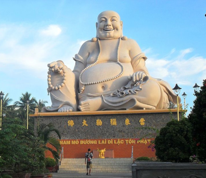 Статуя Хотэя в храме Винь-Чанг, Вьетнам (фото - ru.wikipedia.org)