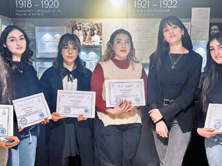 Участники конкурса дизайна монет из Ереванского колледжаизобразительных искусств им. П. Терлемезяна