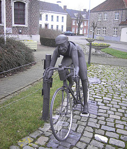 Памятник Алберику Схотте в Канегеме, его родном городе (фото - ru.wikipedia.org)