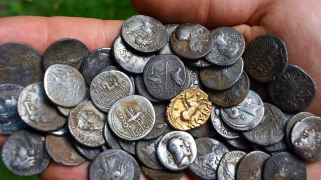 В Шотландии найден клад серебряных монет XIII и XIV веков