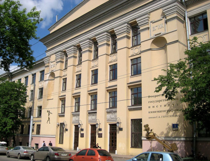 Главный учебный корпус ВГИКа на улице Вильгельма Пика (фото - ru.wikipedia.org)
