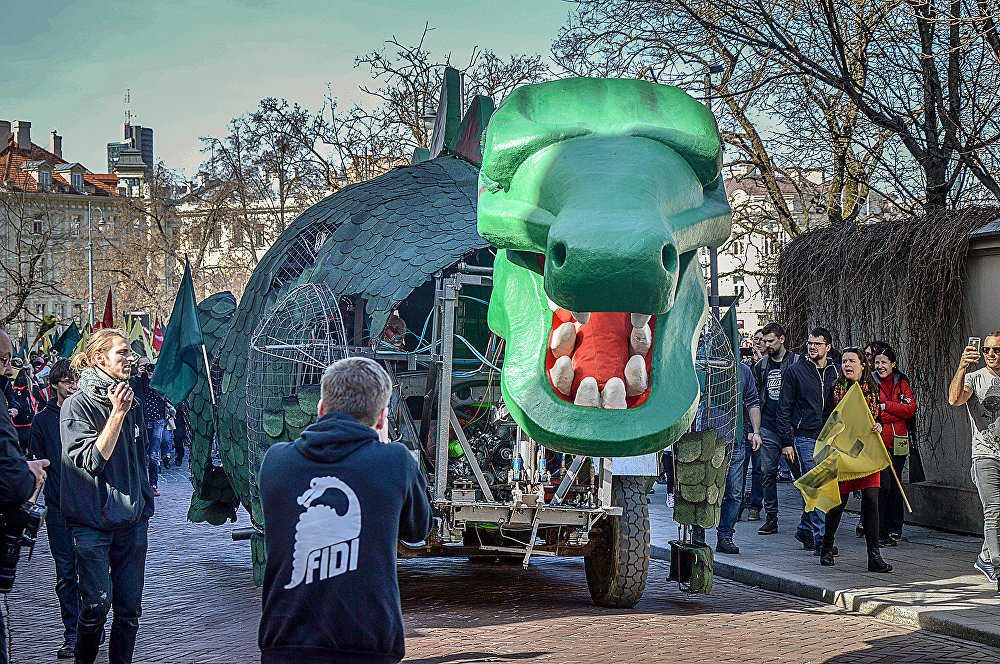 Зеленый динозавр является символом фестиваля физиков (фото - ru.sputniknews.lt)