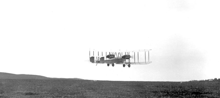 Старт Алкока и Брауна на Vickers Vimy из Сент-Джонса 14 июня 1919 года (фото - ru.wikipedia.org)