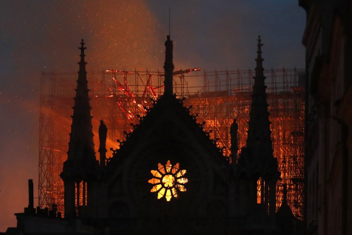 Горящий собор Парижской Богоматери (фото - AP News)