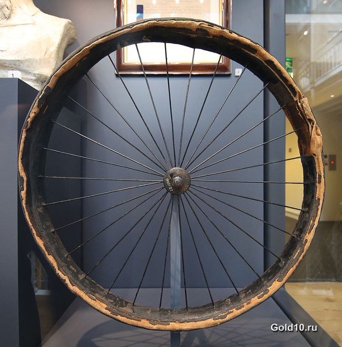 Велосипедная шина Данлопа, 1887 г (фото - ru.wikipedia.org)
