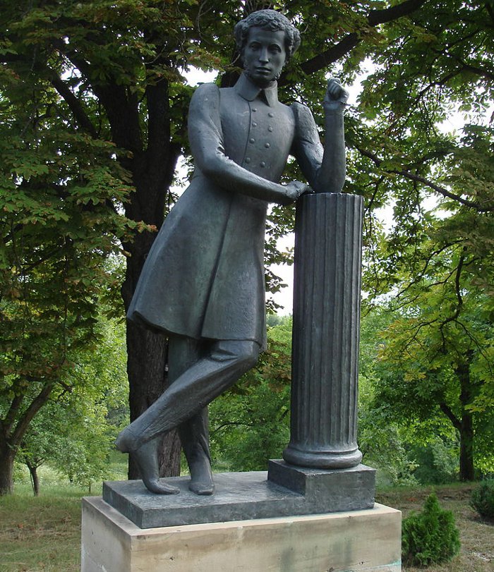 Памятник Пушкину (фото - ru.wikipedia.org)