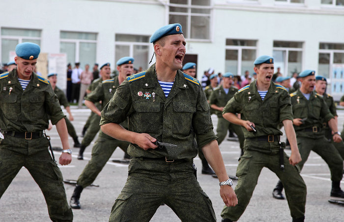 Демонстрация курсантами приемов рукопашного боя (ru.wikipedia.org)
