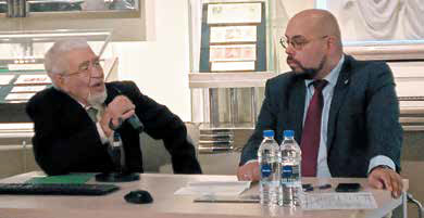 Владимир Кильдюшевский (слева) рассказываето денежных реформах XX века на примере истории своей семьи
