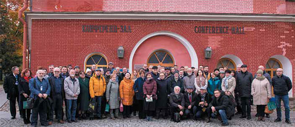 Общее фото участников конференции на фоне Музея истории космонавтики и ракетной техники им. В. П. Глушко