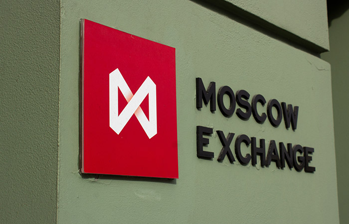 Московская биржа приостановила торги драгметаллами и валютой
