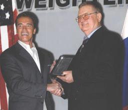 Губернатор штата Калифорния А. Шварценеггер оказывает теплый дружественный прием своему кумиру (март 2004 г., США) 