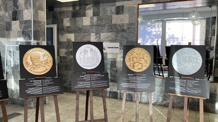 Выставка изображений монет Банка России «МАГИЯ ТЕАТРА» в Центральной детской библиотеке "Спутник"
